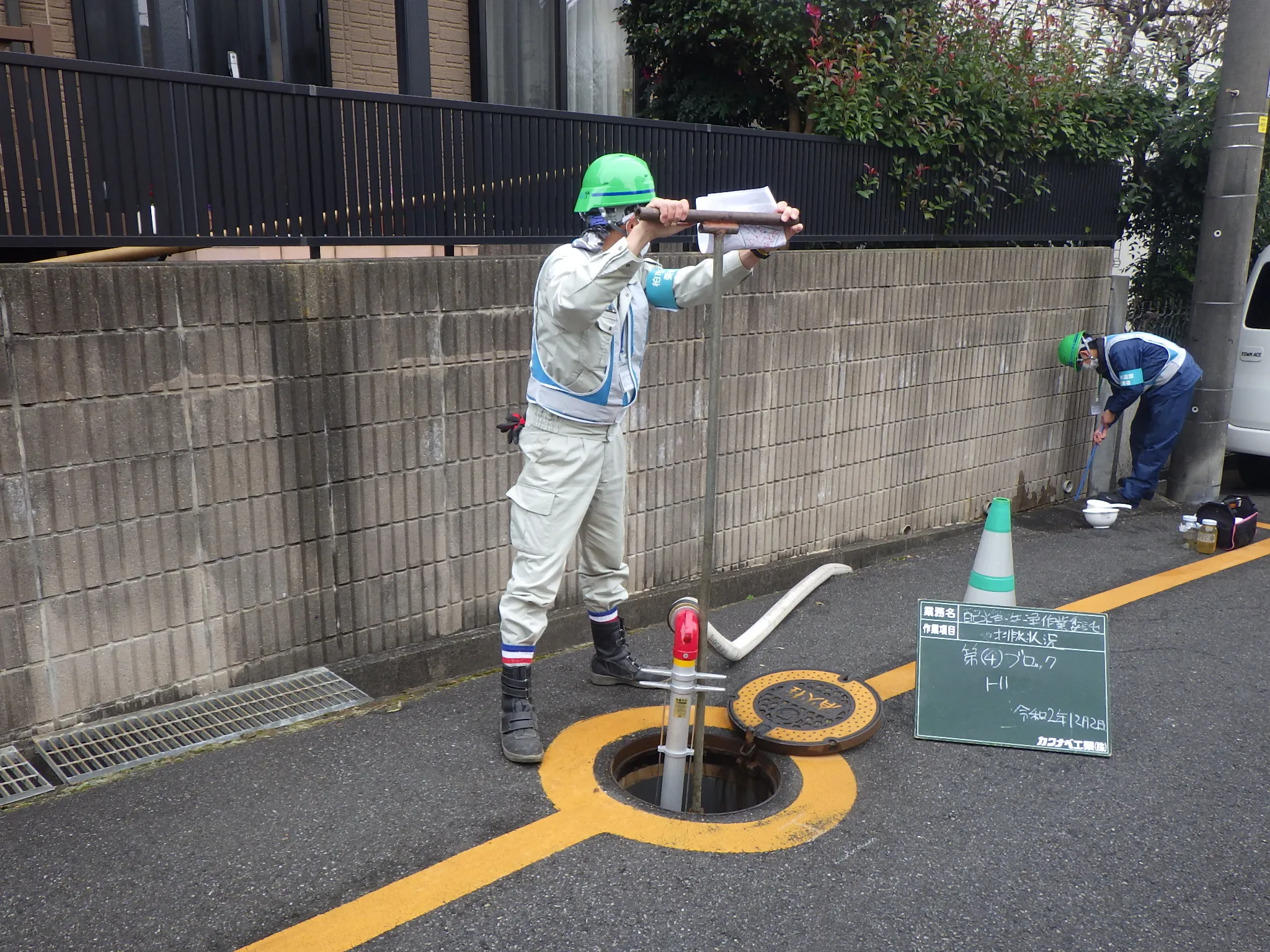 作業員が放水口に立ち、放水の状況を確認している現場写真