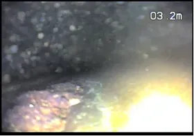管内カメラで撮影した、錆片が堆積している管の内部